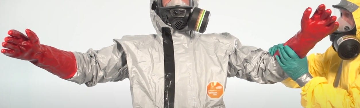 放射線から身を守る防護服 - カバーオールに何をプラスするか？