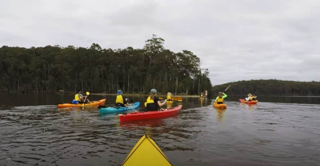 Grupo-Kayak-en-un-Lago