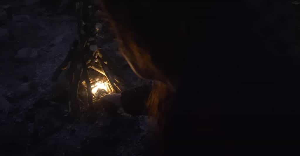 Een vuur stoken met de Tactische Zaklamp
