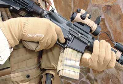 Tactical-Winter-Gloves-With-Knife-In-Hand