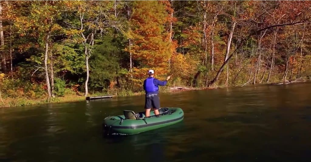 Hombre-lucha-pescado-en-barco-inflable