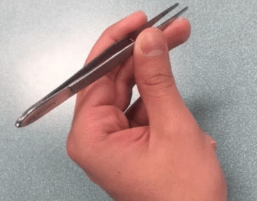 Holding-the-tissue-forceps